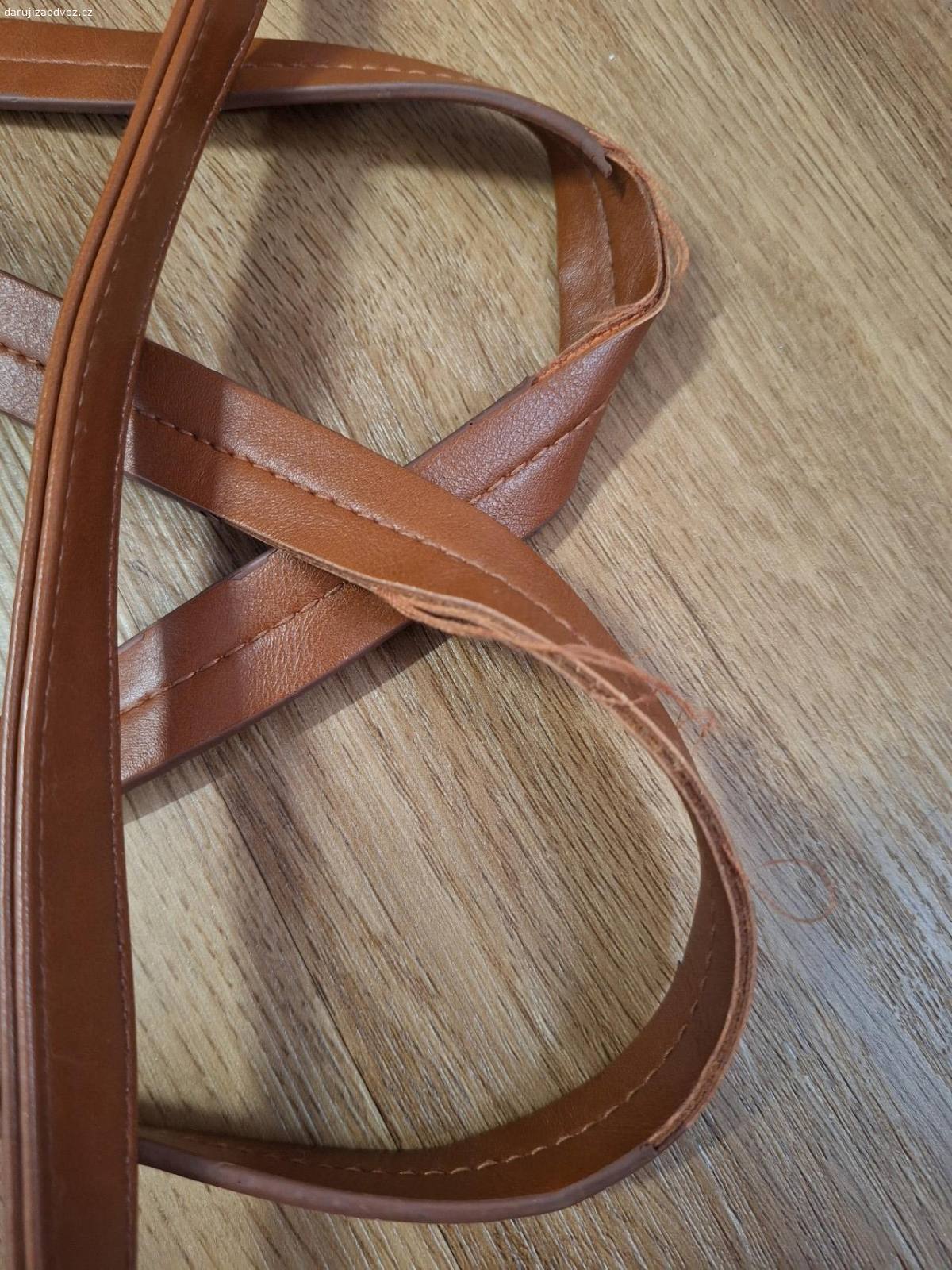 Hnědá kabelka. dámská hnědá kabelka s poškozením na uchách viz foto.  dlouhodobě skladována na chatě 
osobní předání v Dobřejovicích u Prahy po dohodě