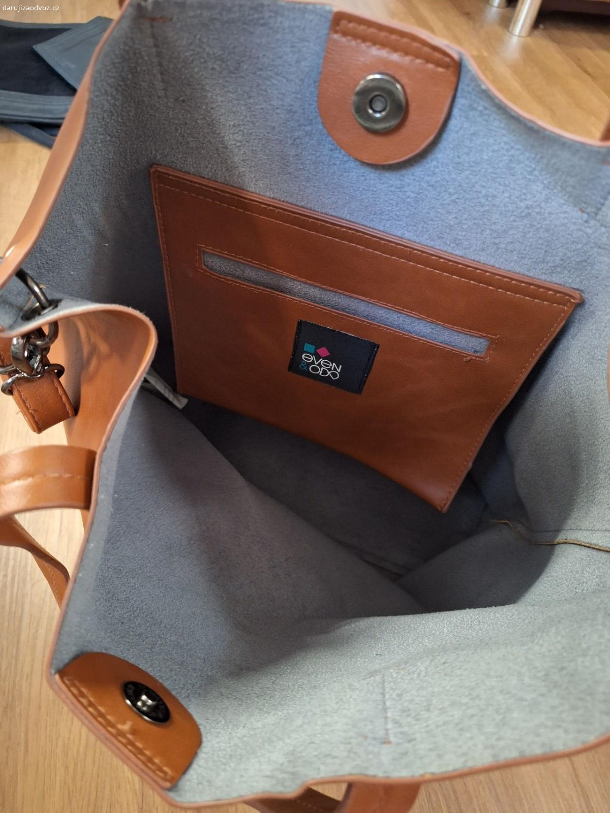 Hnědá kabelka. dámská hnědá kabelka s poškozením na uchách viz foto.  dlouhodobě skladována na chatě 
osobní předání v Dobřejovicích u Prahy po dohodě