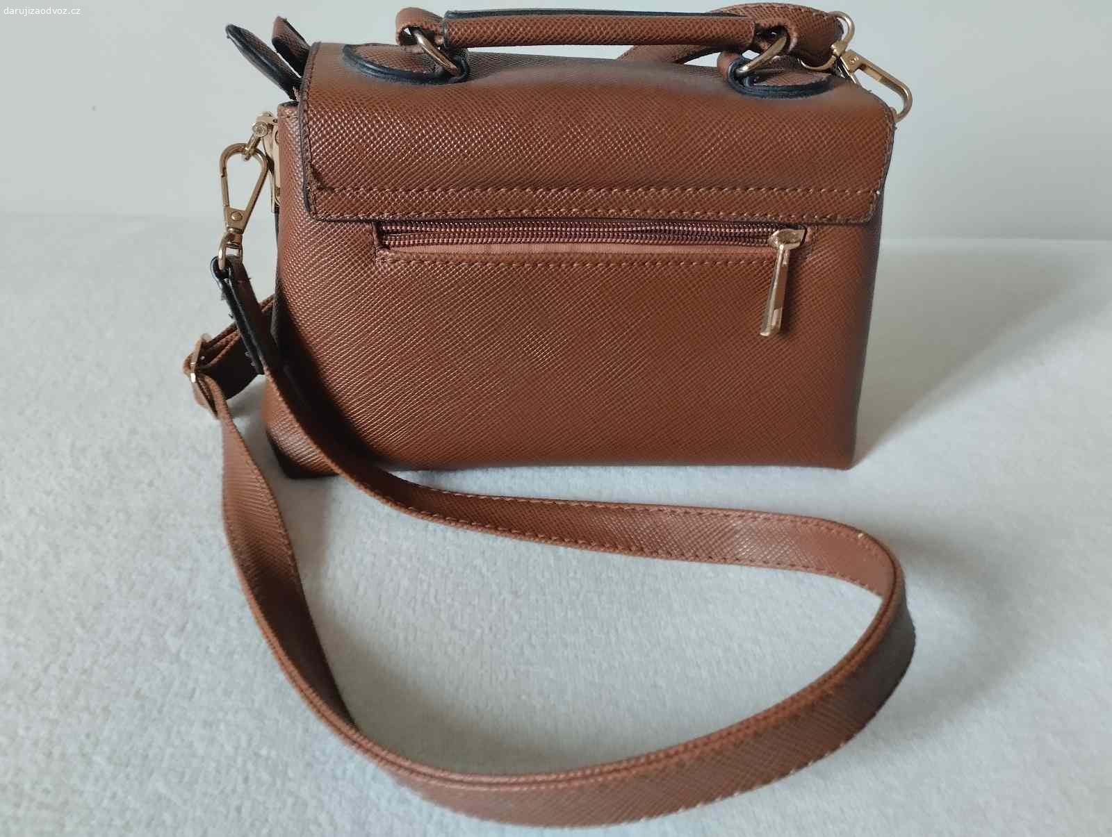 hnědá kabelka. Dobrý den.
Ráda bych si s někým vyměnila tuto hnědou kabelku.Je v dobrém stavu.A už se mi k ničemu nehodí.Jsem nekuračka,takže není cítit kouřem.
Je čista.Muze být na běžné nošeni nebo na ples.
Hezký den
