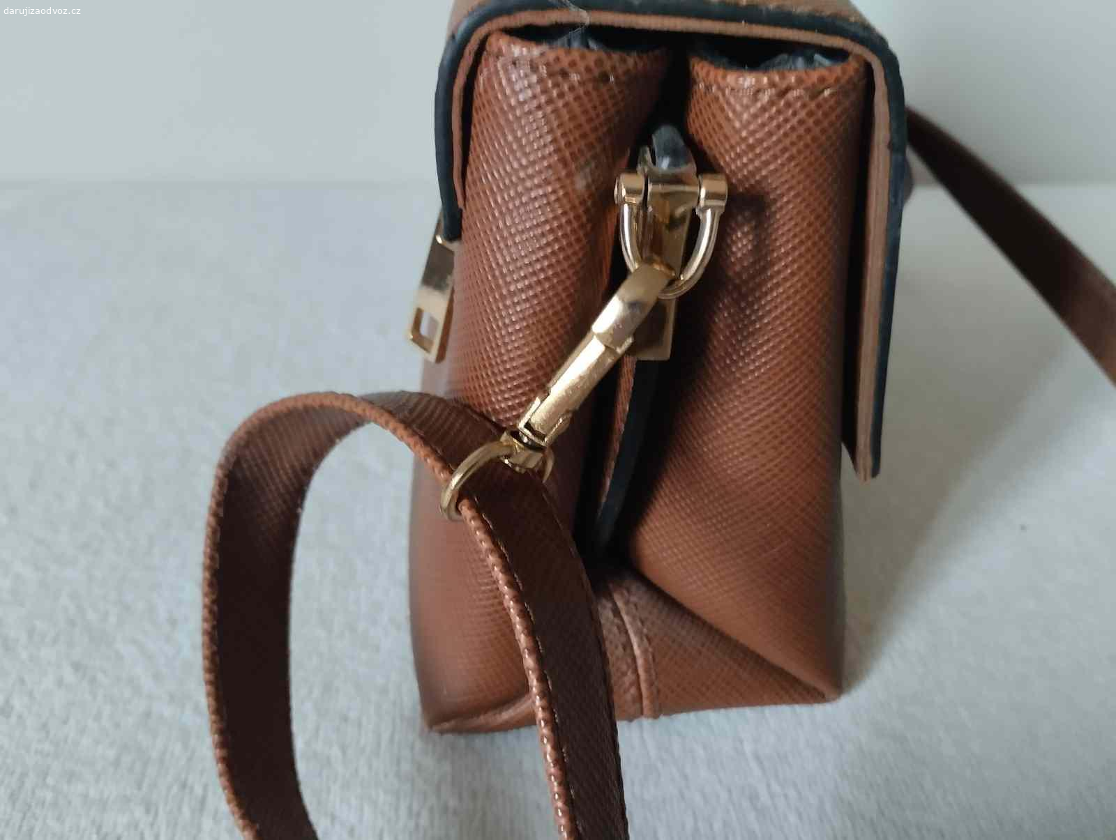 hnědá kabelka. Dobrý den.
Ráda bych si s někým vyměnila tuto hnědou kabelku.Je v dobrém stavu.A už se mi k ničemu nehodí.Jsem nekuračka,takže není cítit kouřem.
Je čista.Muze být na běžné nošeni nebo na ples.
Hezký den