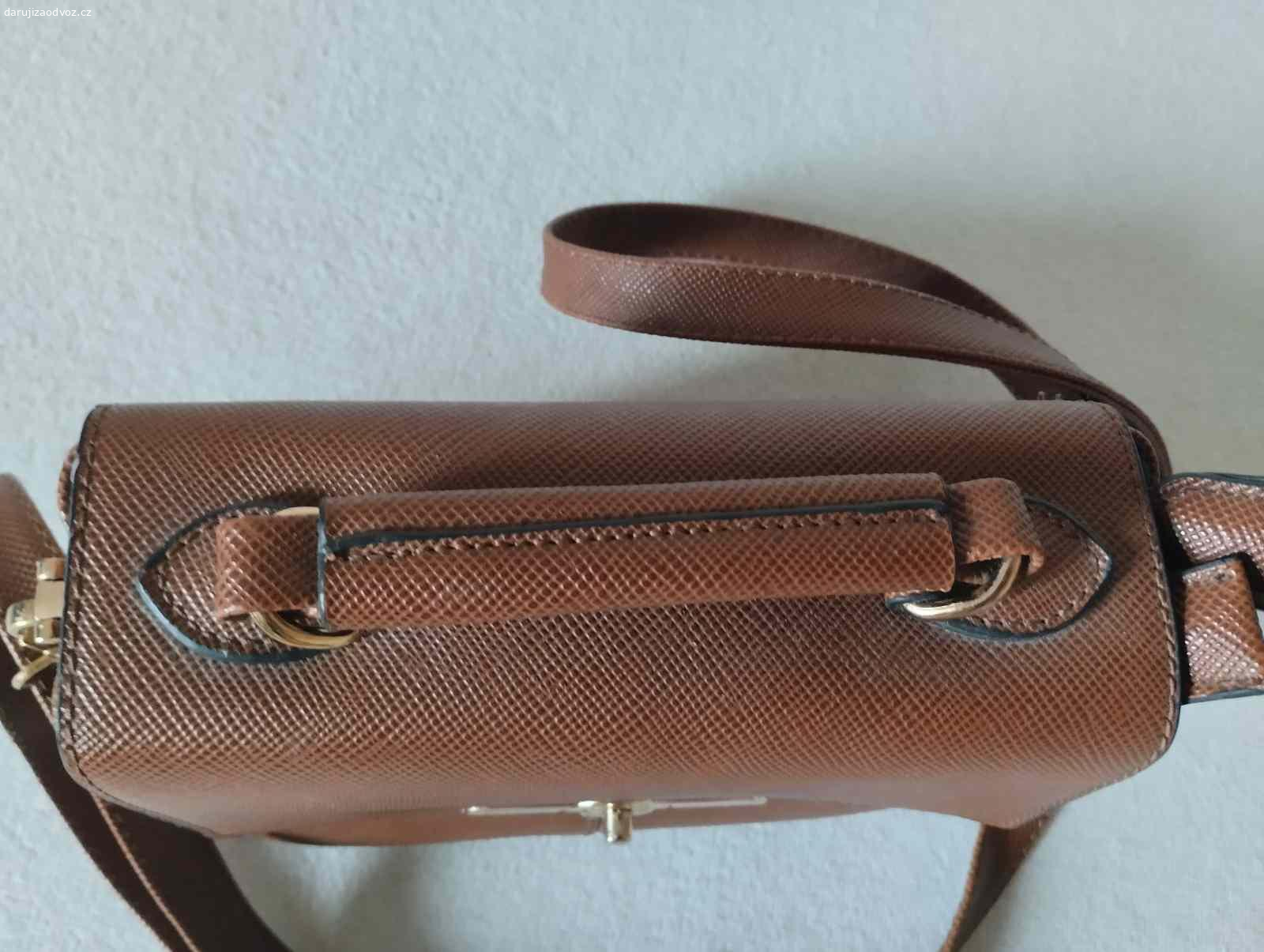 hnědá kabelka. Dobrý den.
Ráda bych si s někým vyměnila tuto hnědou kabelku.Je v dobrém stavu.A už se mi k ničemu nehodí.Jsem nekuračka,takže není cítit kouřem.
Je čista.Muze být na běžné nošeni nebo na ples.
Hezký den