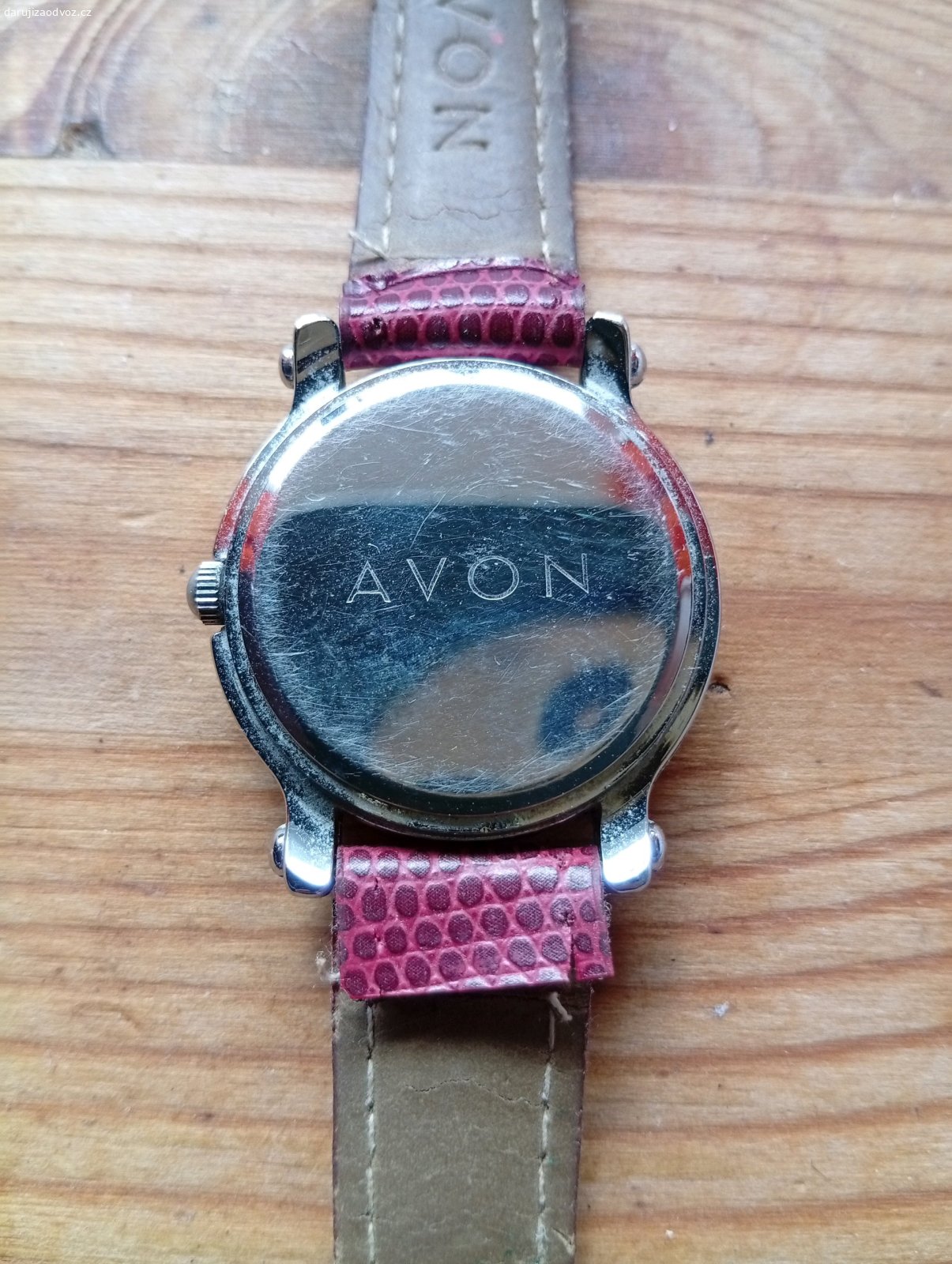 Hodinky Avon. Potřeba vyměnit baterii a přilepit řemínek (viz foto).