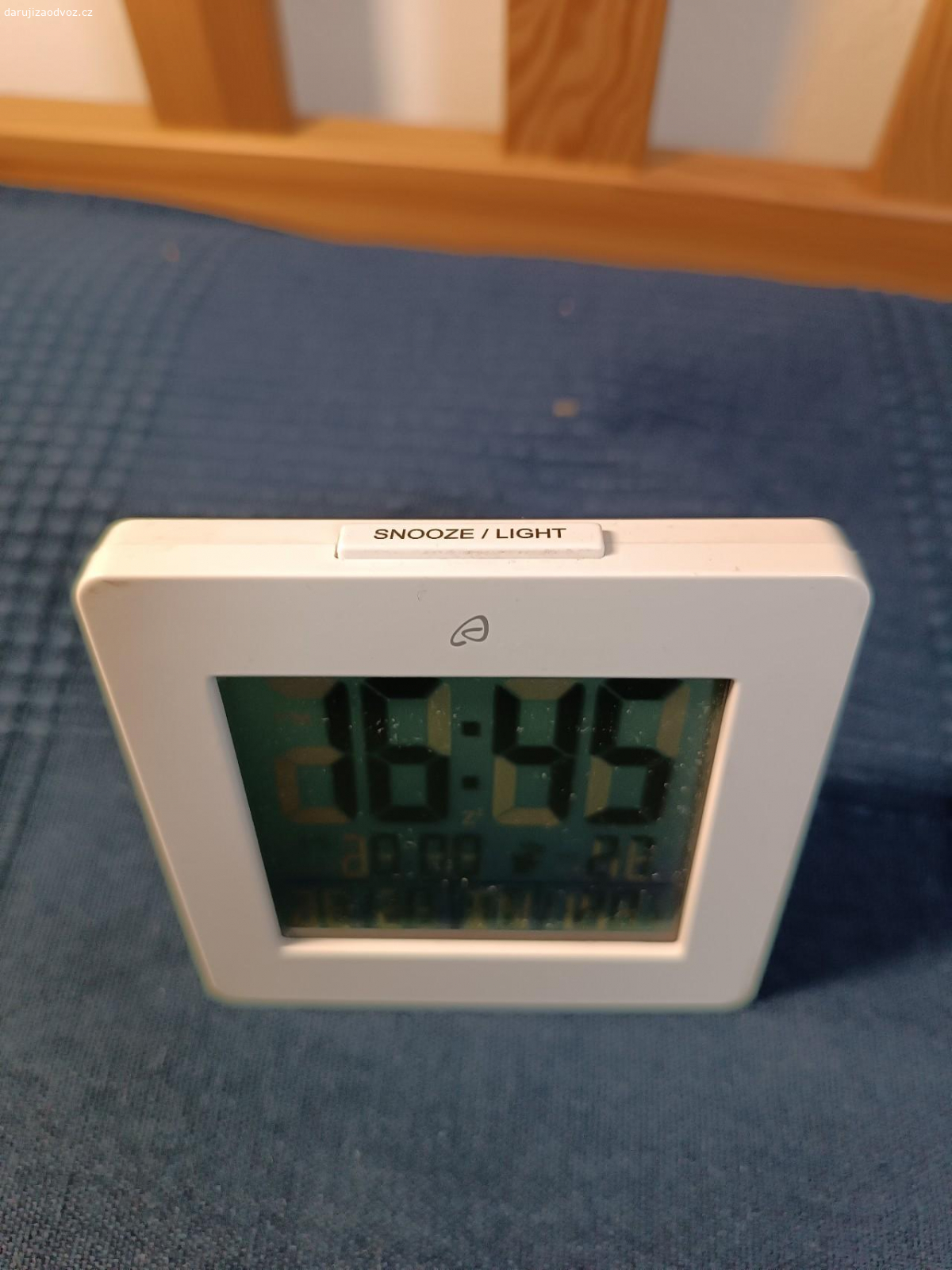 Hodiny s teploměrem. Daruji za odvoz elektronické hodiny s teploměrem.