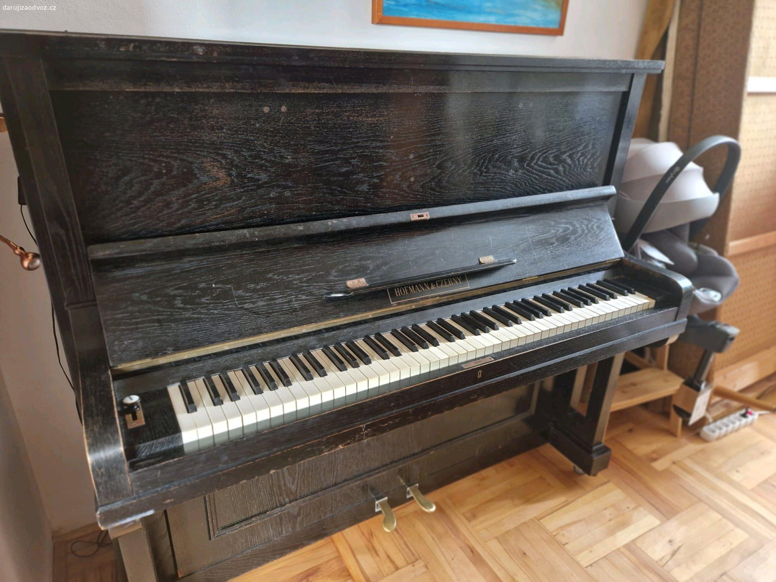 Hoffman & Czerny. PLATÍ DO SMAZÁNÍ. Dobrý den, nabízíme klavír, který je u nás 30 let. Byl umisten ve stalych suchych podminkach, daleko od topeni, mimo pruvan a dlouhodoby slunecni svit. Laden byl naposledy pred 12 lety. Dle posudku je treba vymenit nektere kladivka, popr. dalsi zasahy (8000 zakladni oprava, 15000 oprava zn. ideal) Zda se ze plst od molu sezrana neni. Budeme radi kdyz bude delat radost, u nas jiz neni na nej misto.