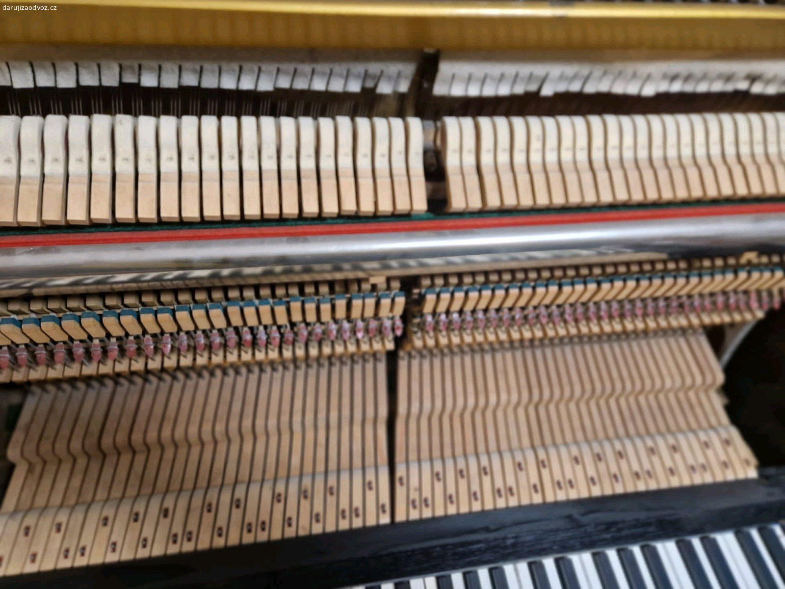 Hoffman & Czerny. PLATÍ DO SMAZÁNÍ. Dobrý den, nabízíme klavír, který je u nás 30 let. Byl umisten ve stalych suchych podminkach, daleko od topeni, mimo pruvan a dlouhodoby slunecni svit. Laden byl naposledy pred 12 lety. Dle posudku je treba vymenit nektere kladivka, popr. dalsi zasahy (8000 zakladni oprava, 15000 oprava zn. ideal) Zda se ze plst od molu sezrana neni. Budeme radi kdyz bude delat radost, u nas jiz neni na nej misto.