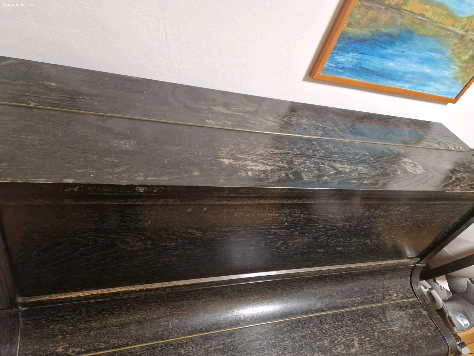 Hoffman & Czerny. PLATÍ DO SMAZÁNÍ. Dobrý den, nabízíme klavír, který je u nás 30 let. Byl umisten ve stalych suchych podminkach, daleko od topeni, mimo pruvan a dlouhodoby slunecni svit. Laden byl naposledy pred 12 lety. Dle posudku je treba vymenit nektere kladivka, popr. dalsi zasahy (8000 zakladni oprava, 15000 oprava zn. ideal) Zda se ze plst od molu sezrana neni. Budeme radi kdyz bude delat radost, u nas jiz neni na nej misto.