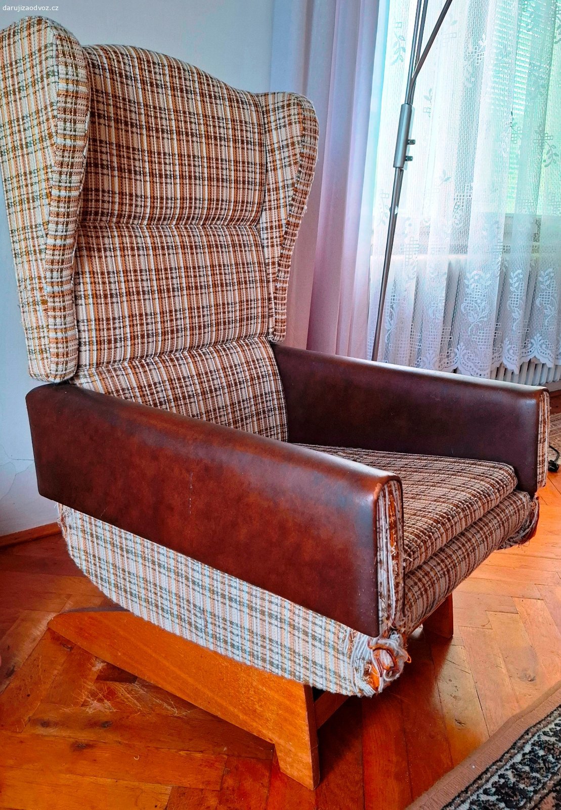 Houpací křeslo Ušák. Nabízím ikonické dobové houpací křeslo, známé jako ušák. Křeslo kombinuje retro design s maximálním pohodlím. Je ideální na chalupu, do stylového obýváku nebo jako designový solitér do moderního interiéru.

Stav a popis
	Konstrukce: Pevná dřevěná houpací základna.
	Čalounění: Kombinace hnědé koženky a látky s typickým dobovým kostkovaným vzorem.
	Stav: Používané, zachovalé, plně funkční. Přední část polstrování potrhaná od kočky. Tyto škrábance na polstrování (dole) je nutno opravit či přečalounit.

Rozměry:  Výška: 115 cm | Šířka: 66 cm | Hloubka: 75 cm

Odběr: Pouze osobní odběr ve Zlíně