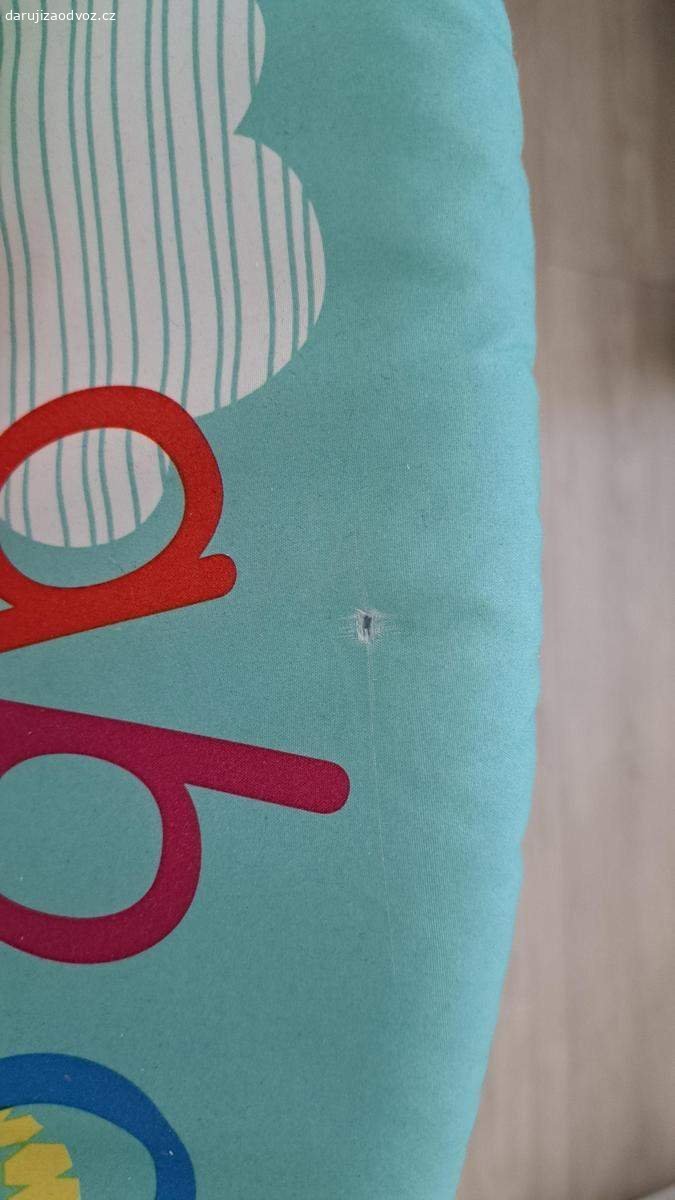 Houpačka Chico. Houpačka Chico, mala dírka nahoře, jinak vše funkční, čisté používané. Pod sedátkem je možnost dát baterky na houpání.