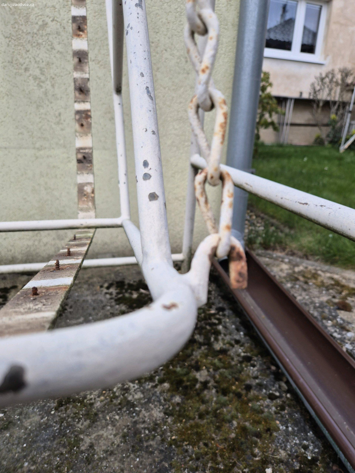 houpačka - konstrukce. daruji za odvoz konstrukci houpačky. švd 167x206x194
trochu těžší, takže při odvozu nutné dva lidi. Houpačka se nedá rozkládat, pouze sedák houpačky je možný lehce odendat. Napište kdy přijedete s telefonním číslem.