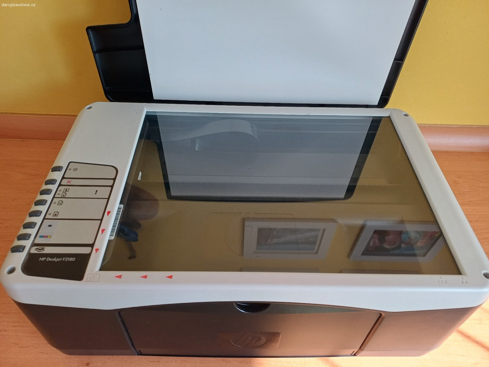 HP F2180. Daruji multifunkcni zarizeni k tisku a skenovani, v domacim provozu, bez vady, dve naplne aktualne v pouzdre s gelovym polstarkem proti zaschnuti (uroven naplneni neznama, ale melo by to fungovat).
