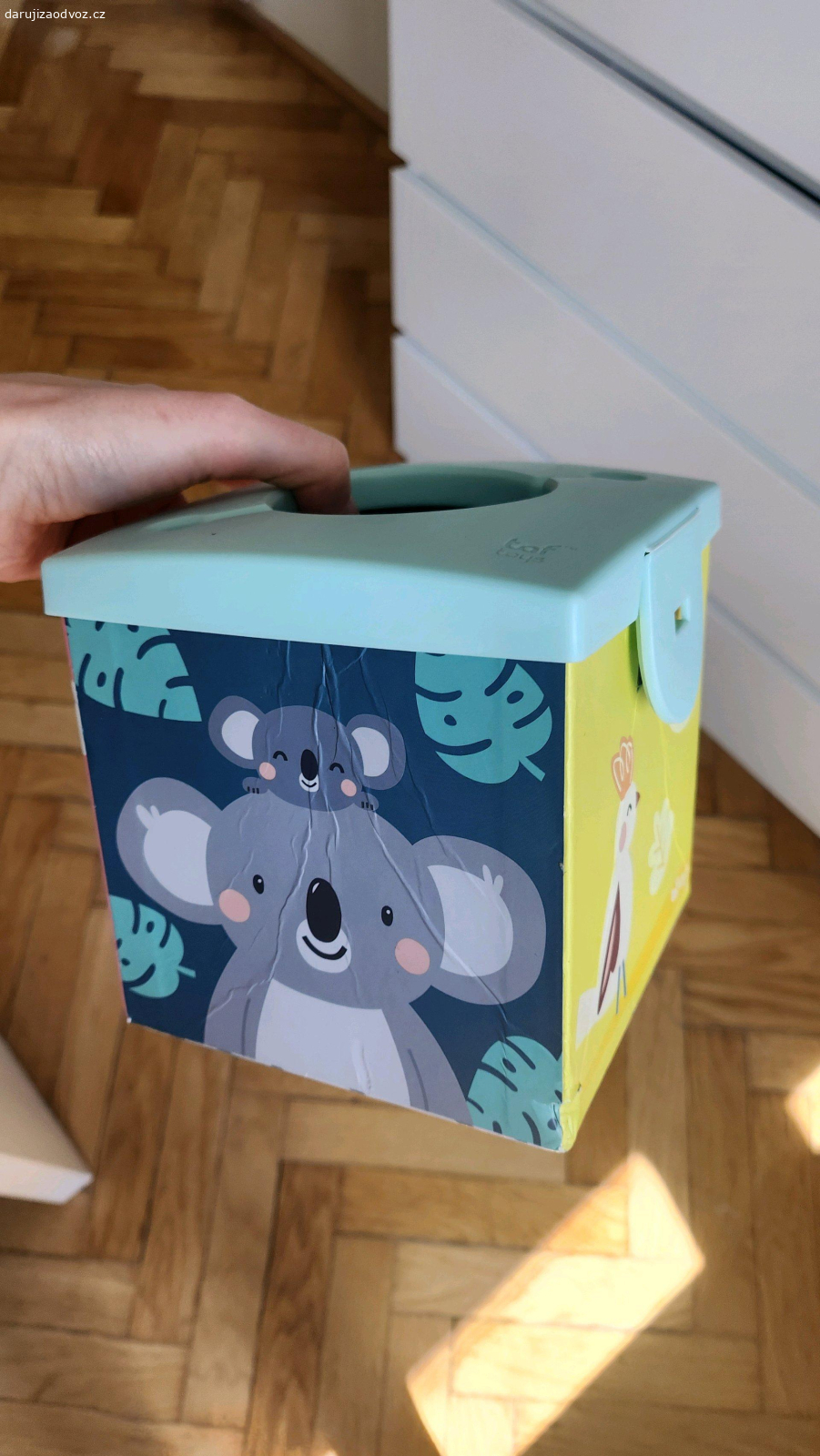 hračka pro nejmenší. hračka pro nejmenší. vytahujou a vrací látku do krabičky. ok stav. nejlepší pro děti od 8M do cca 2 let. praha 3.