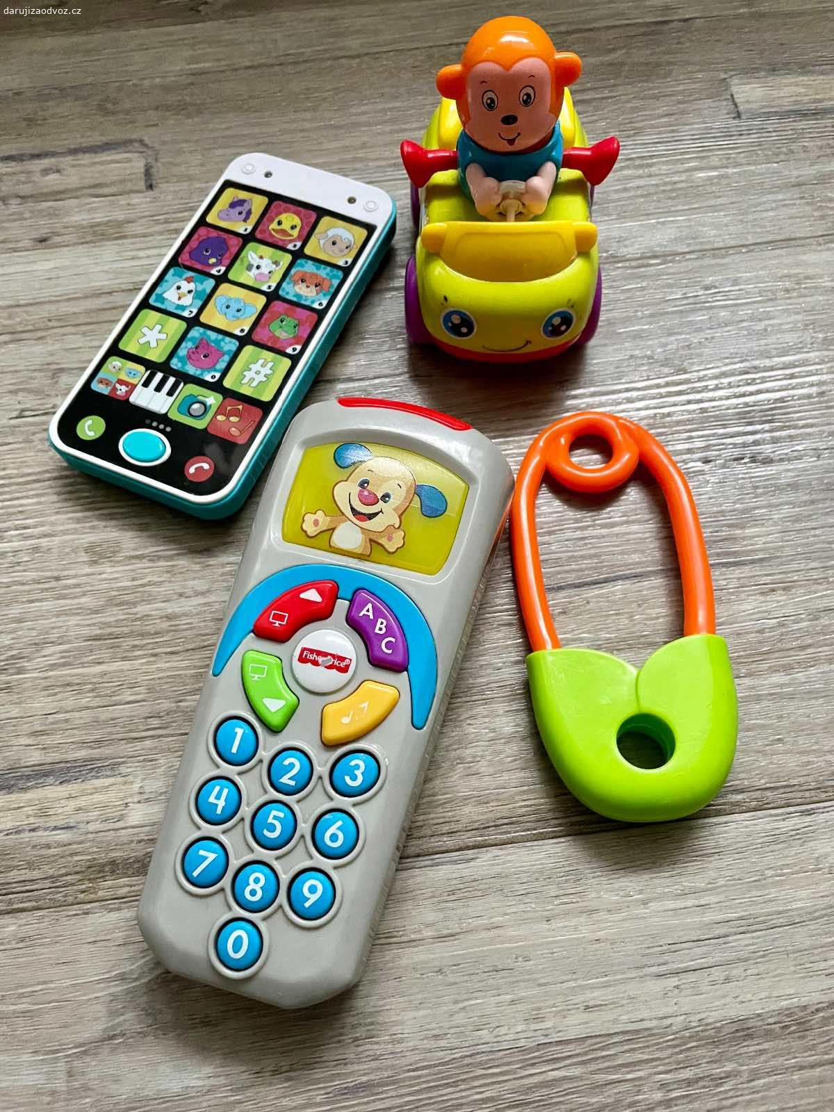 Hračky pro děti. Daruji hračky pro děti - u telefonu a dálkového ovladače nutno vyměnit baterky. Předání v Letňanech