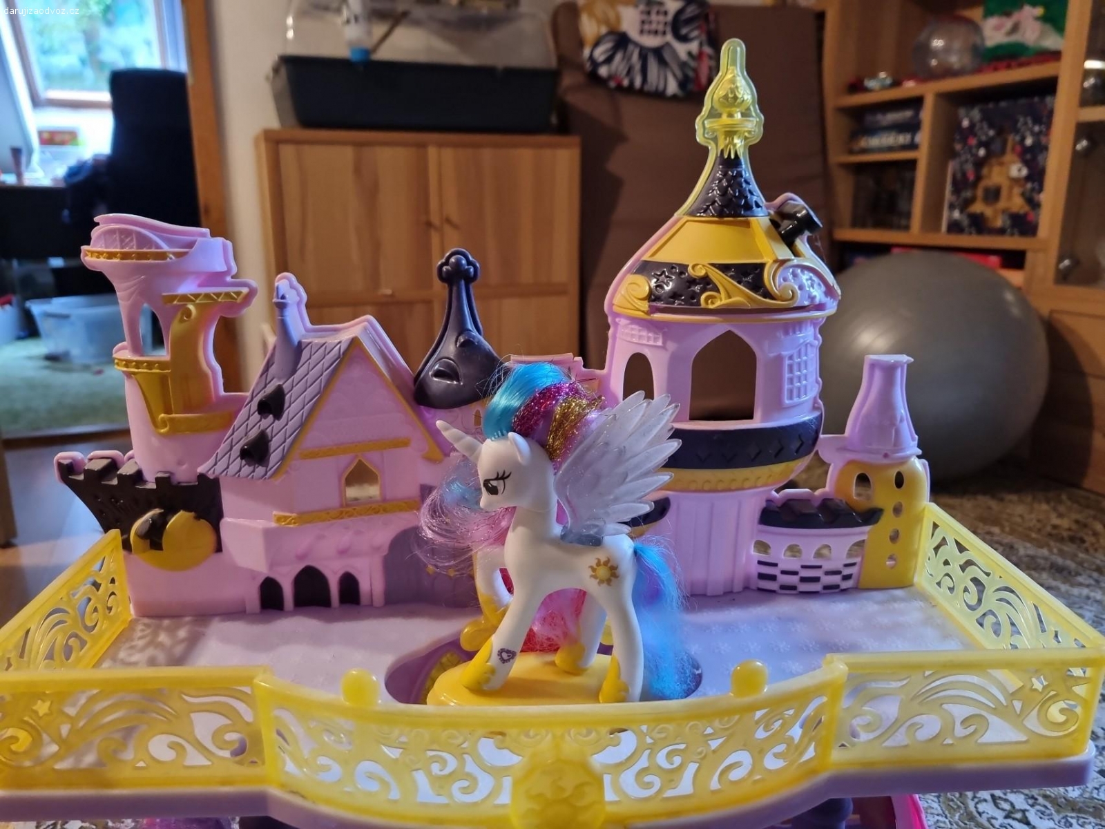 Daruji hrad pony. 4 figurky poniku a drak