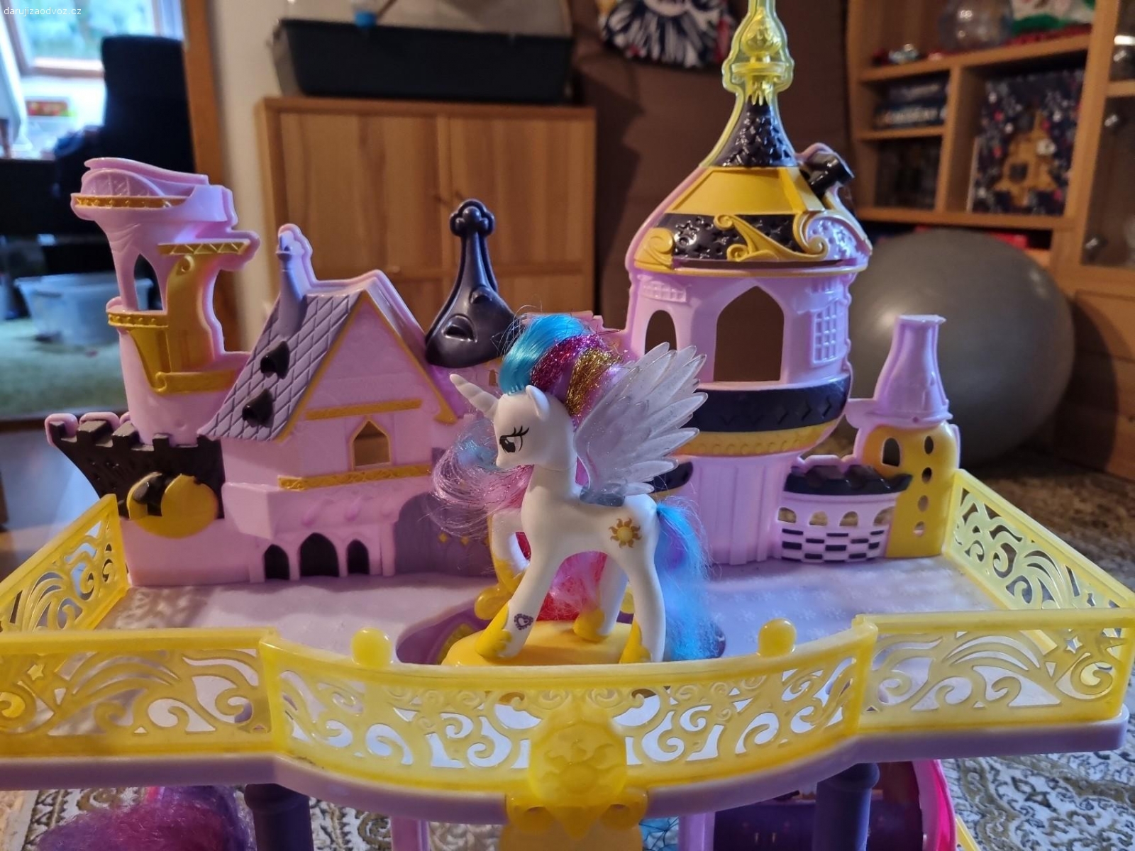 Daruji hrad pony. 4 figurky poniku a drak