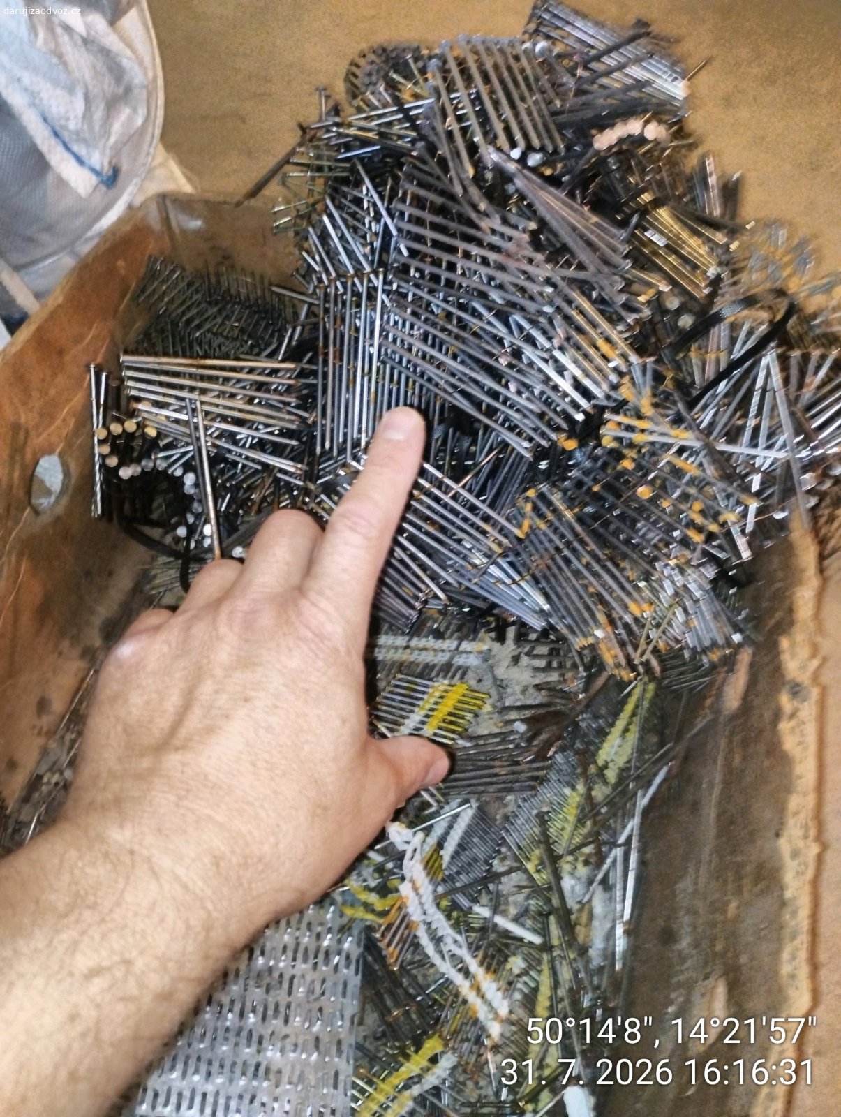 hřebíky. Kýbl hřebíků délka 120mm a banánovka plná hřebíků různé velikosti (viz foto) Osobní odběr Zlončice u Kralup nad Vltavou. Pouze volat.