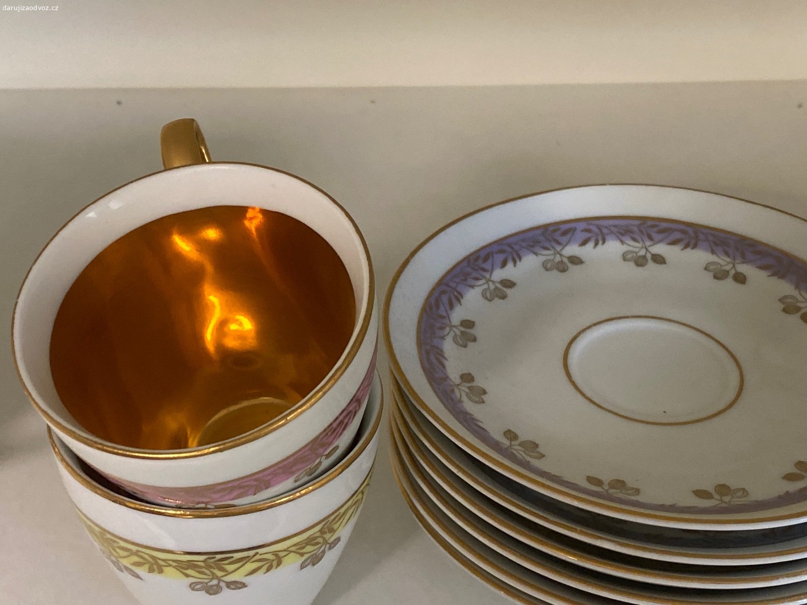 Hrníčky a talířky. Daruji za odvoz.
Porcelán neposílám.
