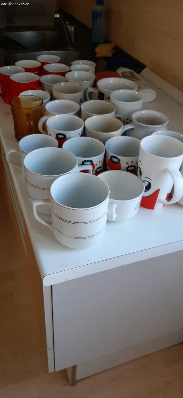 Hrnky. Směsice porcelánových hrnků.