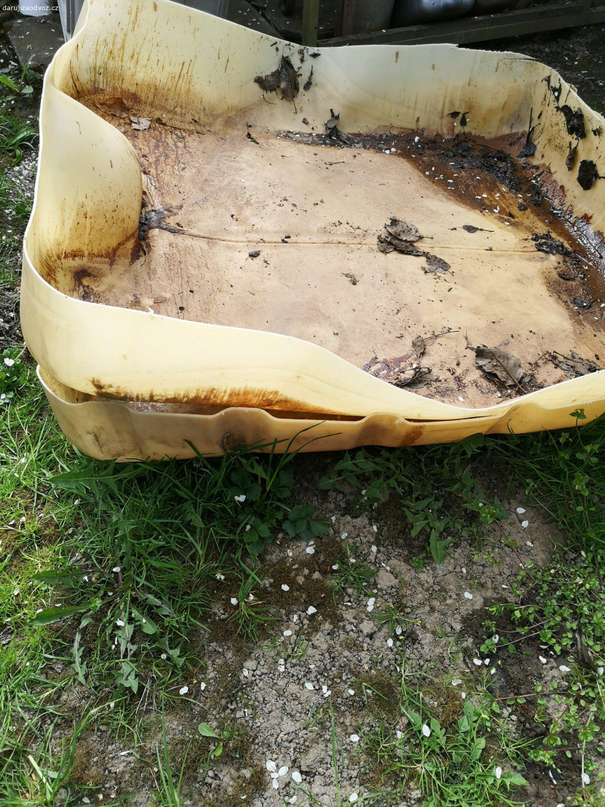 ibc nádoby. Odřezané ibc nádoby 2 kusy to co je na foto.