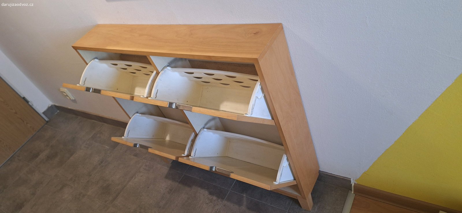 IKEA botník. Rozměry: 90 × 96 × 18,7 cm

Používaný, funkční stav. Daruji zdarma za vlastní odnos a odvoz.