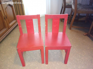 IKEA dětské židli a stolky.