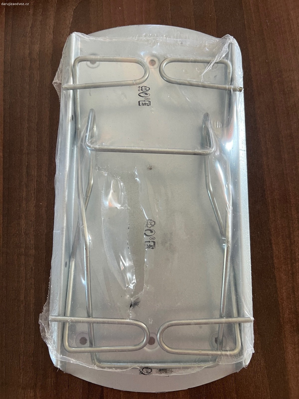 IKEA držák na žehličku. Věnuji tento nerozbalený držák na žehličku.