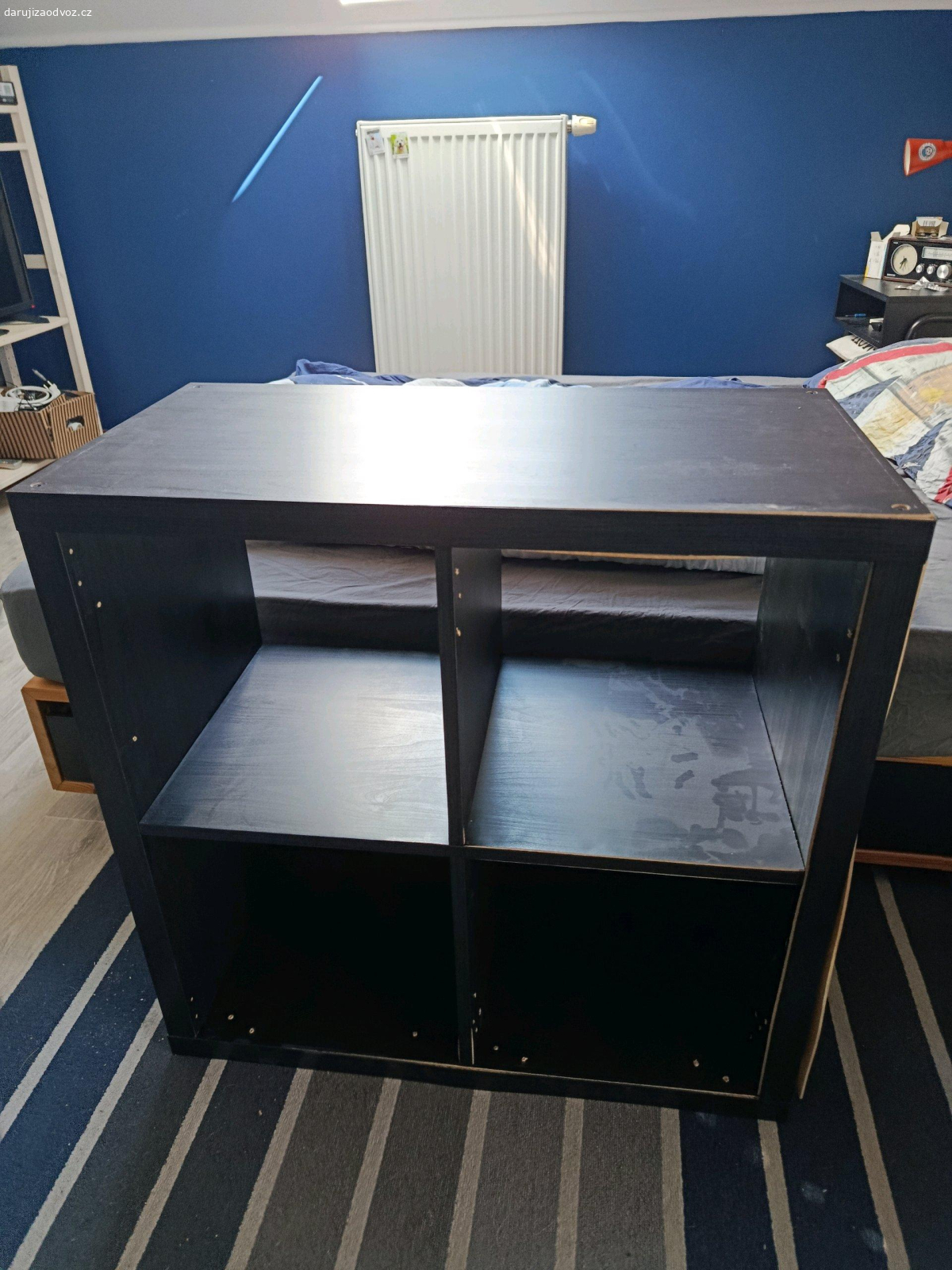 ikea kallax. Policový díl Ikea Kallax za odvoz. Bohužel na něj vyteklo akvárium a místy se rozlepil. Třeba někomu ještě poslouží.