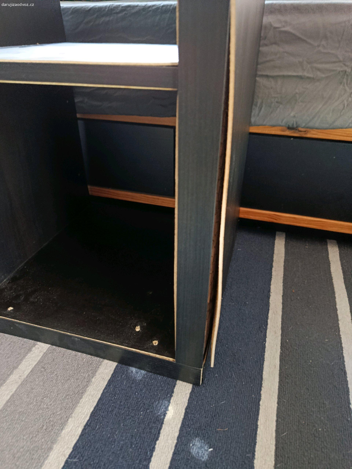 ikea kallax. Policový díl Ikea Kallax za odvoz. Bohužel na něj vyteklo akvárium a místy se rozlepil. Třeba někomu ještě poslouží.