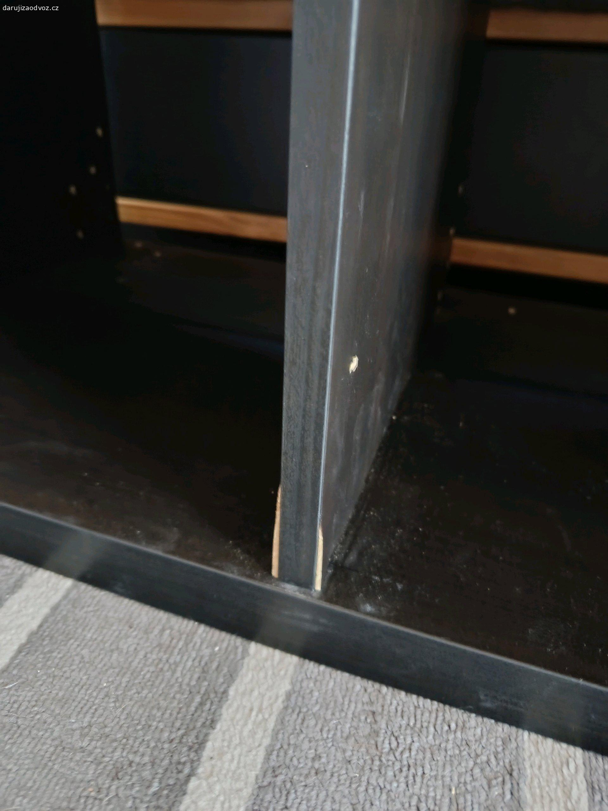 ikea kallax. Policový díl Ikea Kallax za odvoz. Bohužel na něj vyteklo akvárium a místy se rozlepil. Třeba někomu ještě poslouží.