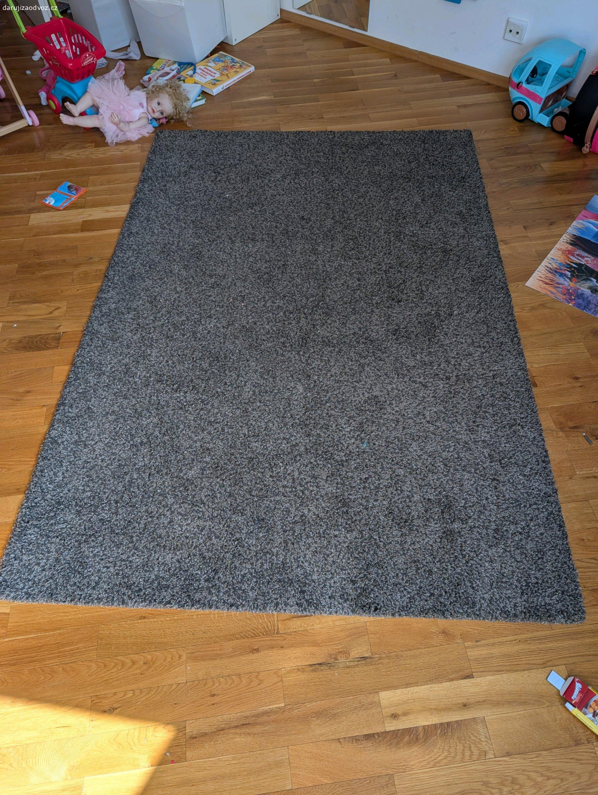 IKEA Koberec 133 x 195 cm. Daruji za odvoz starší koberec bez zjevného poškození.