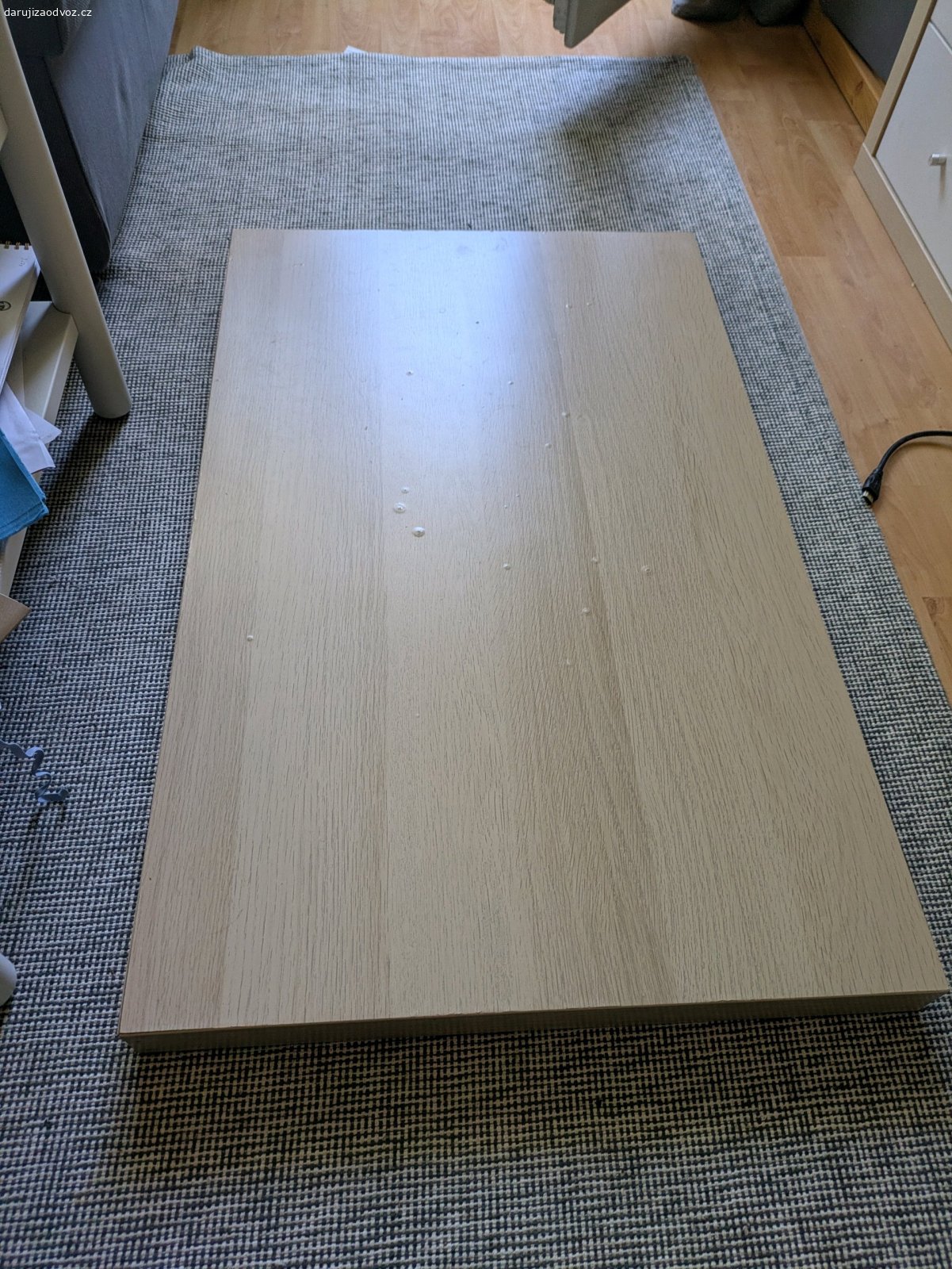 IKEA konferenční stolek - použity. pošlu dál IKEA konferenční stolek 90x55, lehké známky používání (na fotce), jinak komplet, nohy a spodní deska v původním stavu, světle dřevo.
https://applink.ikea.com/tY8M9r9M4w--50319029--cz--cs
