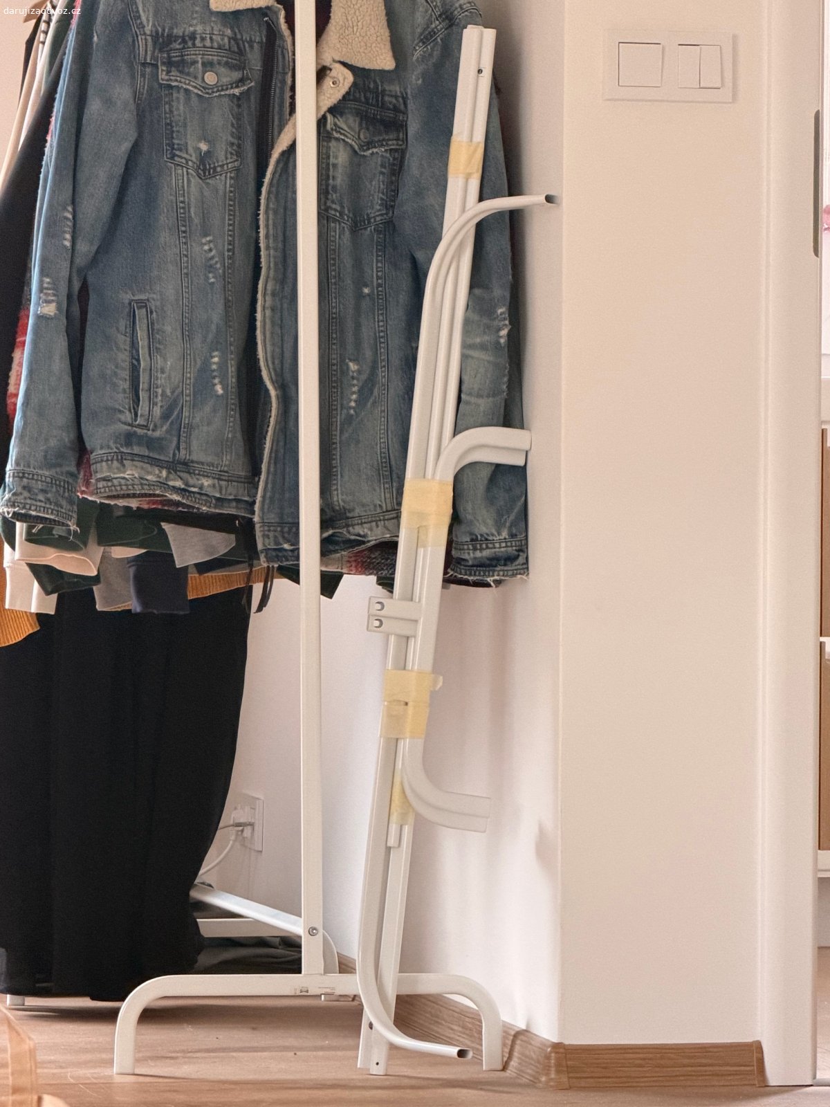 ikea mulig štendr. daruji za odvoz - 1ks 
používaný, ale ve výborném stavu bez větších oděrek. připraveno rozložené, včetně šroubků