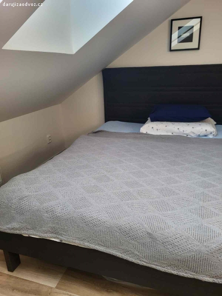 IKEA postel. Ikea postel s polstrovaným čelem, rozměry matrace 180x200 cm.  Nabízím rám postele, včetně čela a středového nosníku. 
Bez matrací a bez roštů!

Dopravu a rozložení si zájemce musí zajistit sám.