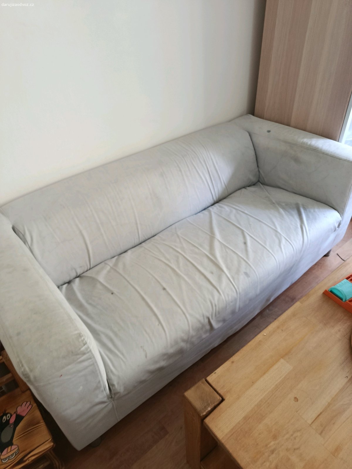 Ikea sedačka. Daruji. Ikea sedačku. z důvodu stěhování. Je flekatá, páč jsme se jí kdysi snažili přebarvit, ale barva se úplně nerozpustila. Povlak je sundavací a v IKEI se dá koupit nový. Vyzvednutí Praha Nusle. Jinak ji během příštího týdne budeme muset vyhodit.