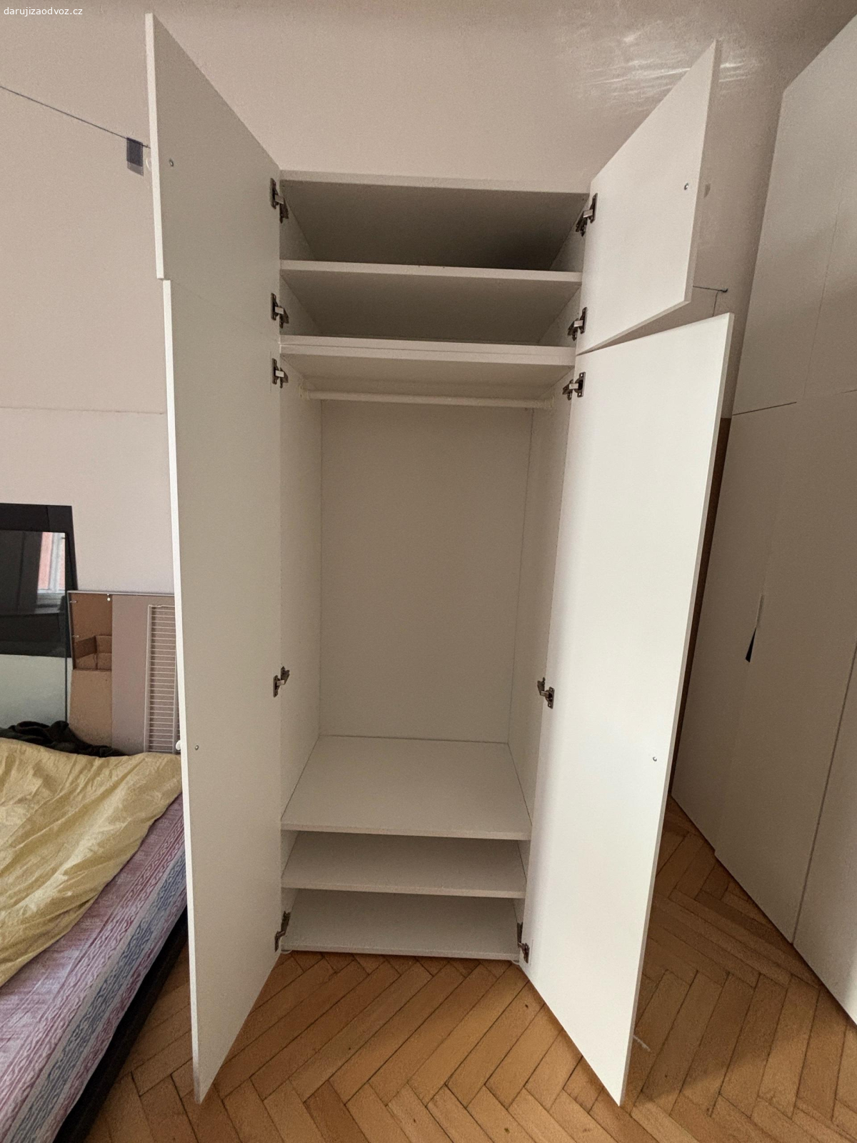 Ikea skříň s tyčí. daruji za odvoz, v dolní casti zadní sololitové desky je skvrna po plísni - dá se jednoduše nahradit. 
rozměry skříně 
šířka 80,2
 hloubka 56,9 bez držátek, 
výška skříně 180,1 bez nohou- daji se sundat,
výška horního dílu který se dá sundat 40