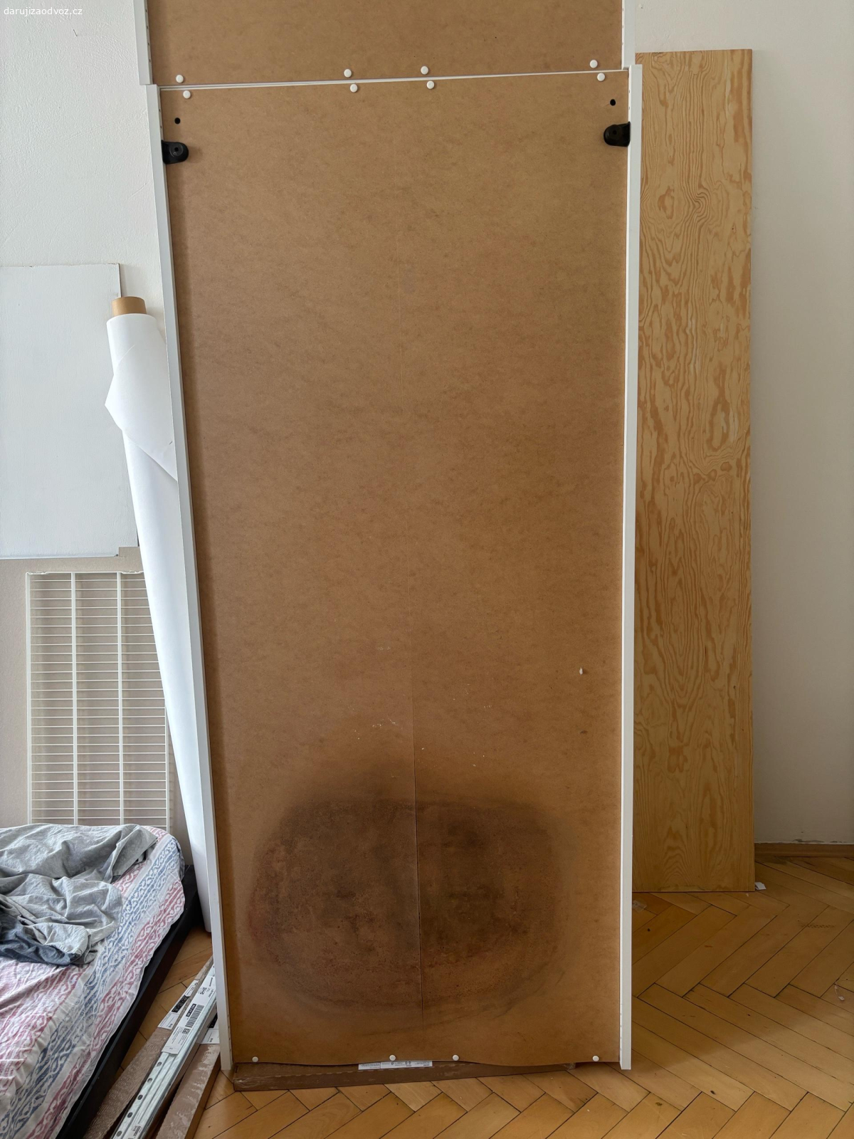 Ikea skříň s tyčí. daruji za odvoz, v dolní casti zadní sololitové desky je skvrna po plísni - dá se jednoduše nahradit. 
rozměry skříně 
šířka 80,2
 hloubka 56,9 bez držátek, 
výška skříně 180,1 bez nohou- daji se sundat,
výška horního dílu který se dá sundat 40