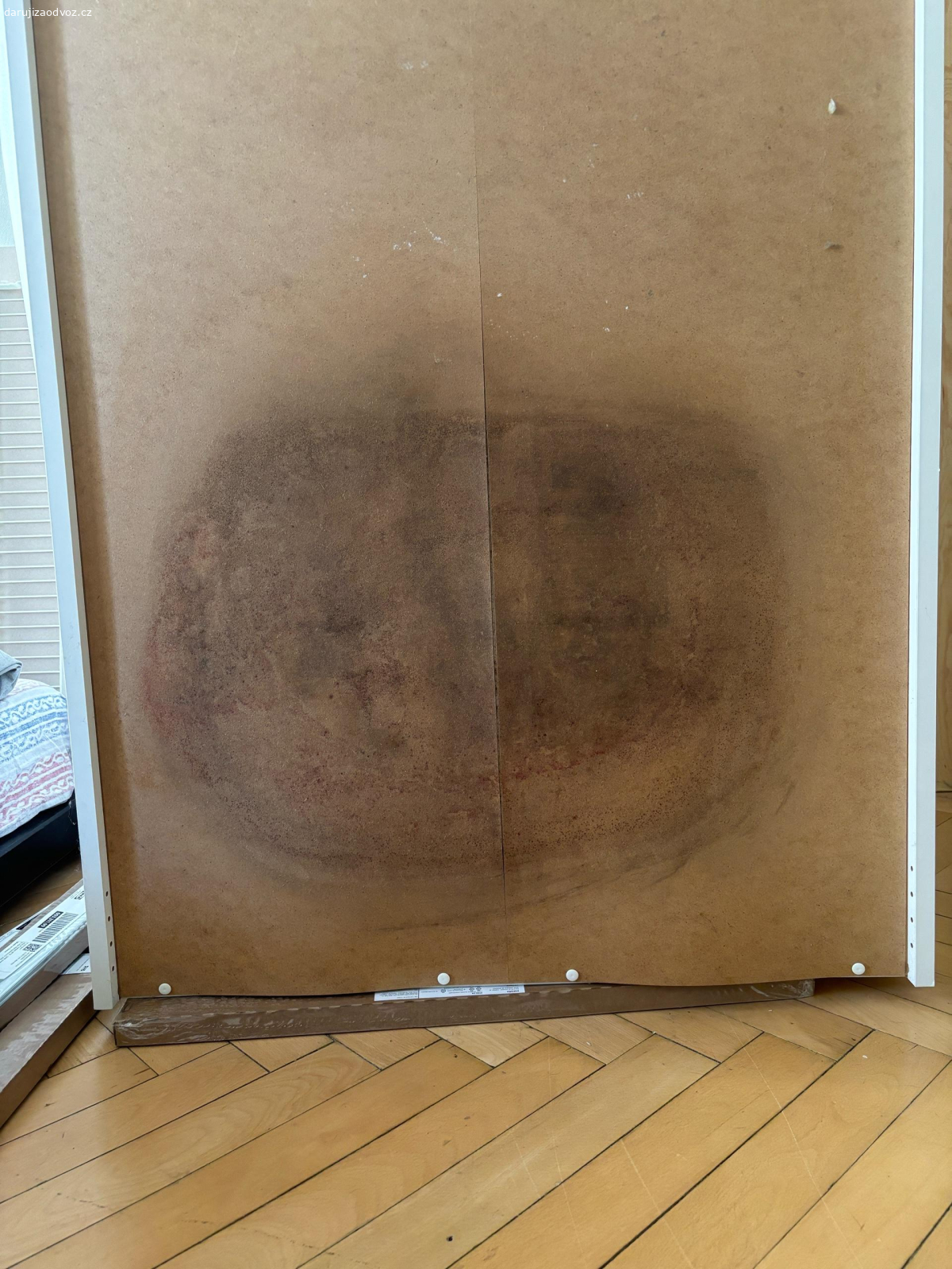 Ikea skříň s tyčí. daruji za odvoz, v dolní casti zadní sololitové desky je skvrna po plísni - dá se jednoduše nahradit. 
rozměry skříně 
šířka 80,2
 hloubka 56,9 bez držátek, 
výška skříně 180,1 bez nohou- daji se sundat,
výška horního dílu který se dá sundat 40