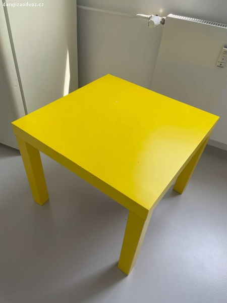 IKEA stůl, žlutý 55x55 cm. IKEA stůl, žlutý 55x55 cm