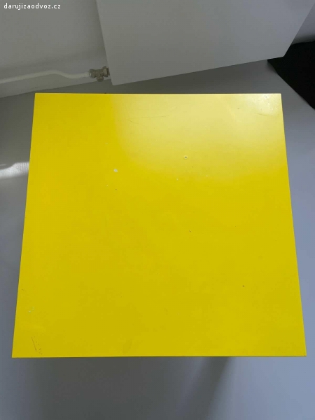 IKEA stůl, žlutý 55x55 cm. IKEA stůl, žlutý 55x55 cm