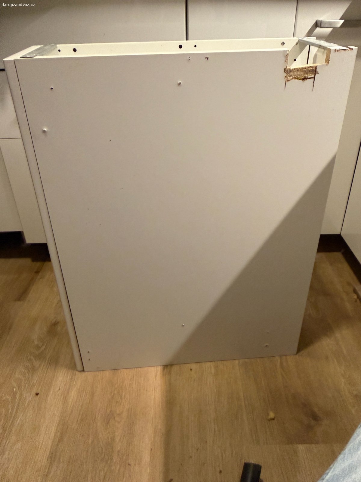 IKEA vysouvací skříňka do kuchyně. Prosim sms.  Bez úchytky jinak plně Funkční, celkem zachovalá, viz foto