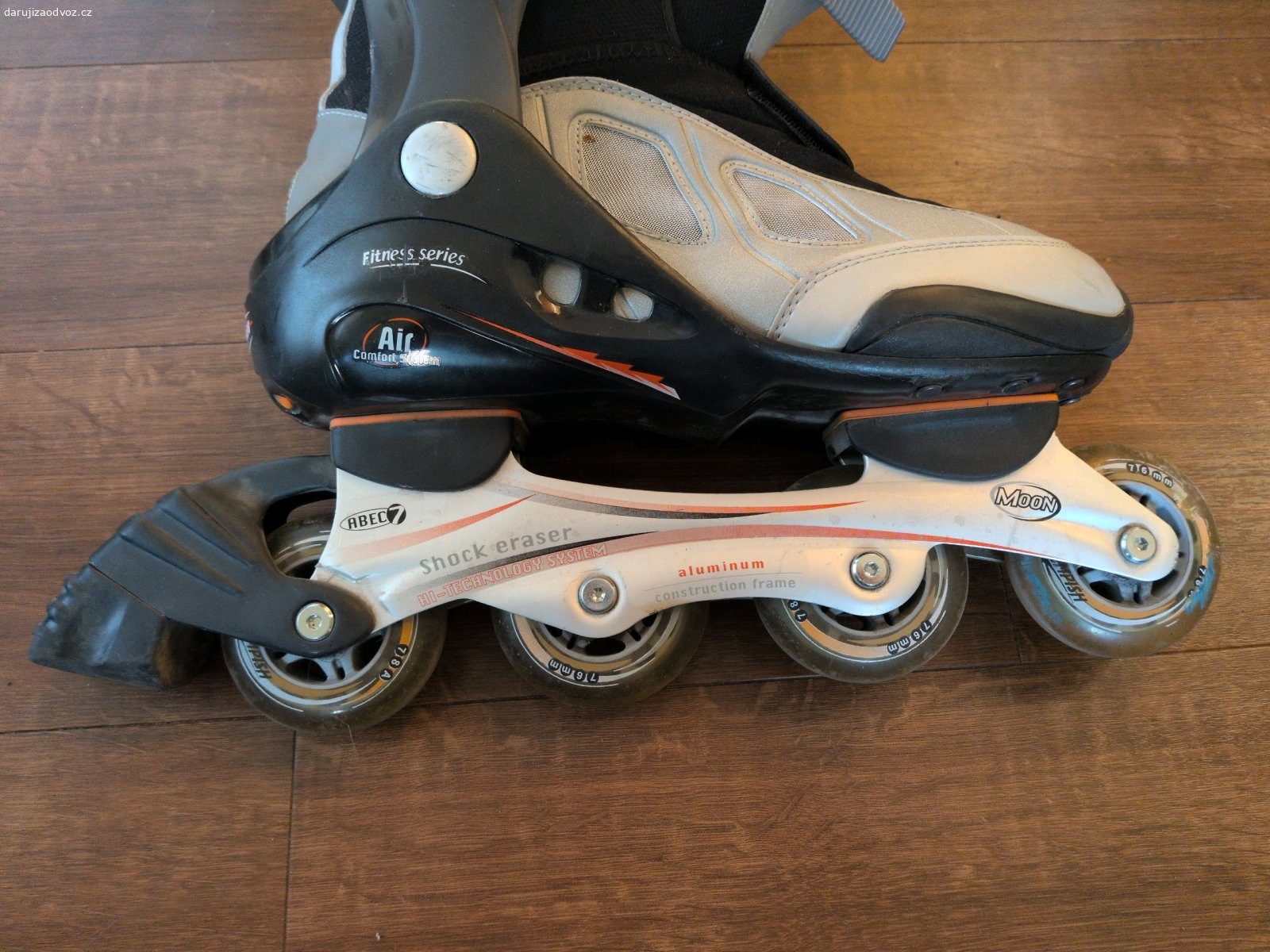 Inline brusle vel. 44 + chrániče. Dámské inline brusle zn. Tempish, velikost 44. Vyměněné přezky. Včetně chráničů na kolena a ruce.