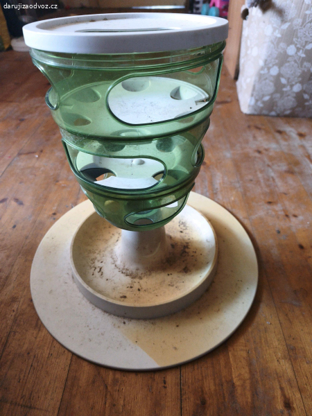 interaktivní krmítko pro kočky