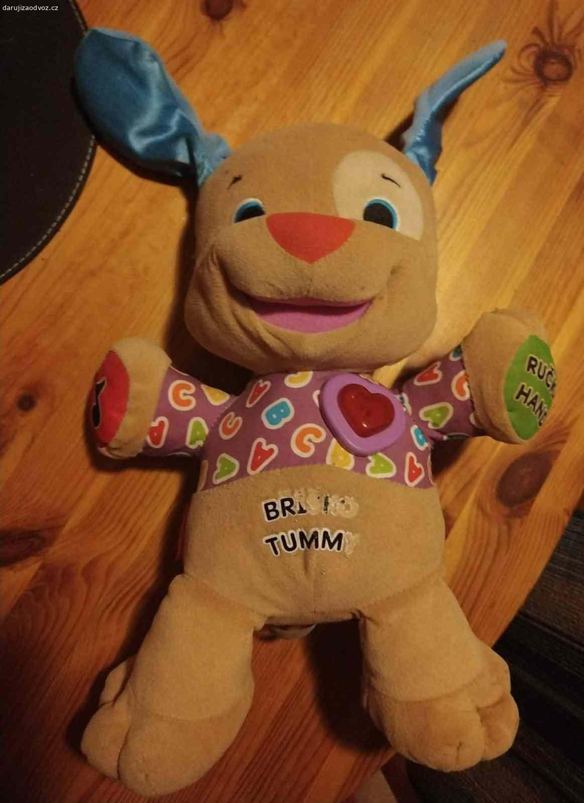interaktivní mluvící pejsek Fisher-Price. Nabízím mluvící hračku Pejsek Fisher-Price. (Čokoláda Milka potěší, ale není podmínkou). Hračka je na baterie (kryt šroubovací) reaguje na dotyk a stisknutí tlačítek spuštěním písniček, zvuků nebo frází.
Pomáhá rozvíjet jemnou motoriku a učí děti první slova, barvy a tvary.
Obsahuje více než 80 písniček, melodií a frází a je vybaven svítícím srdíčkem.
Předám Praha 10-Strašnice