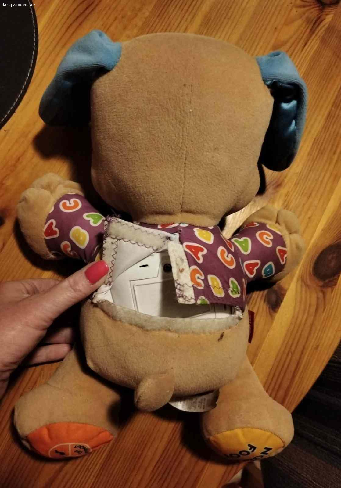 interaktivní mluvící pejsek Fisher-Price. Nabízím mluvící hračku Pejsek Fisher-Price. (Čokoláda Milka potěší, ale není podmínkou). Hračka je na baterie (kryt šroubovací) reaguje na dotyk a stisknutí tlačítek spuštěním písniček, zvuků nebo frází.
Pomáhá rozvíjet jemnou motoriku a učí děti první slova, barvy a tvary.
Obsahuje více než 80 písniček, melodií a frází a je vybaven svítícím srdíčkem.
Předám Praha 10-Strašnice