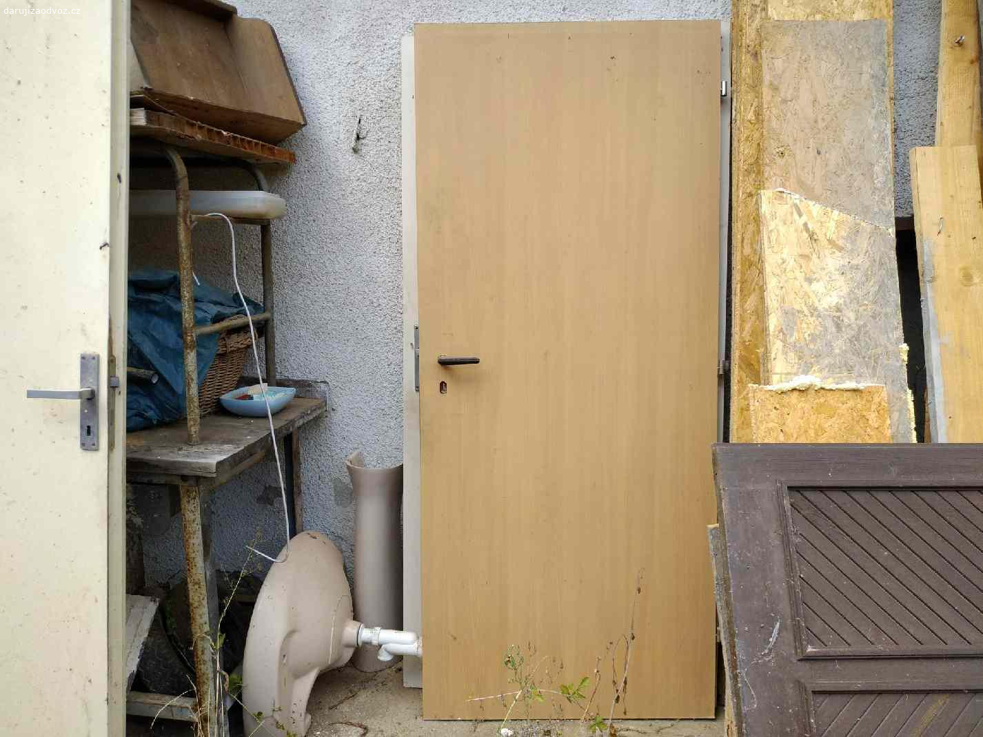 Interiérové dveře. Interiérové dveře  2x - bílé a 1x dekor dřevo
Možno i jednotlivě