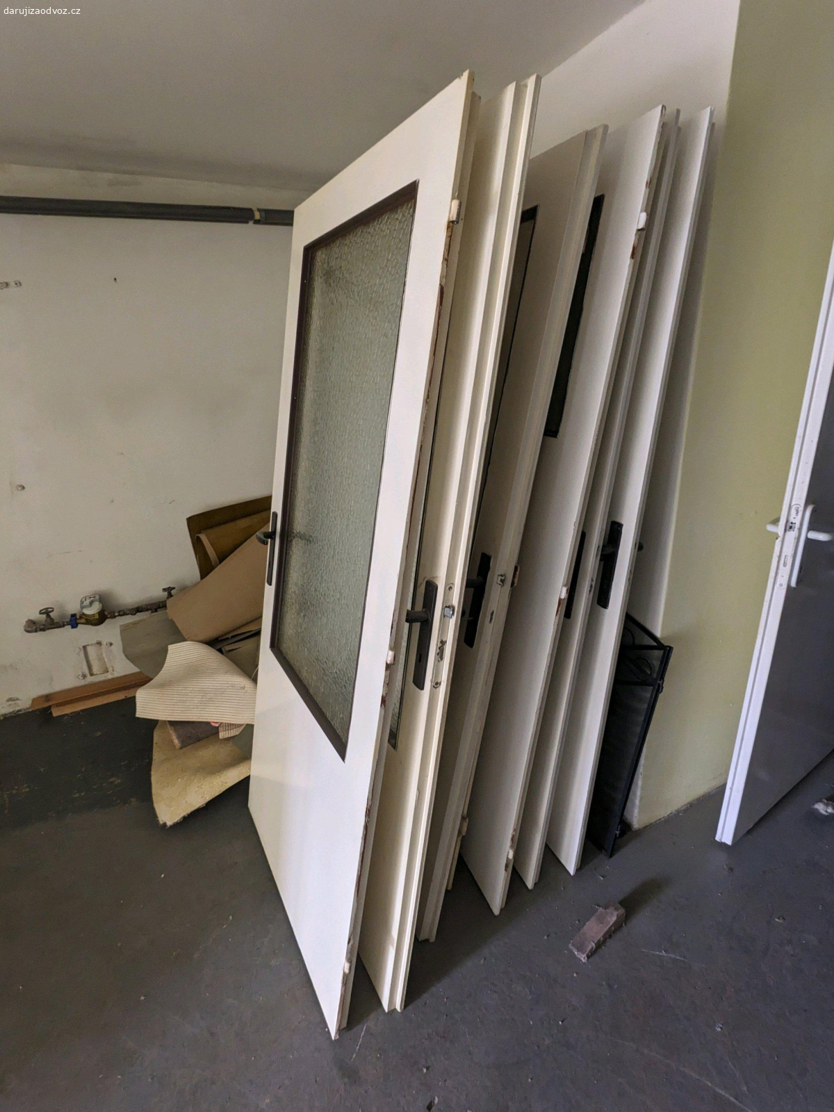 Interierove dvere. Devet kusu, ruzny sirky, 60 a 70 cm. Nektere plne, jine se sklem. Vyska standarnich 197 cm. Osobni odvoz z Trutnova, Kryblice.
