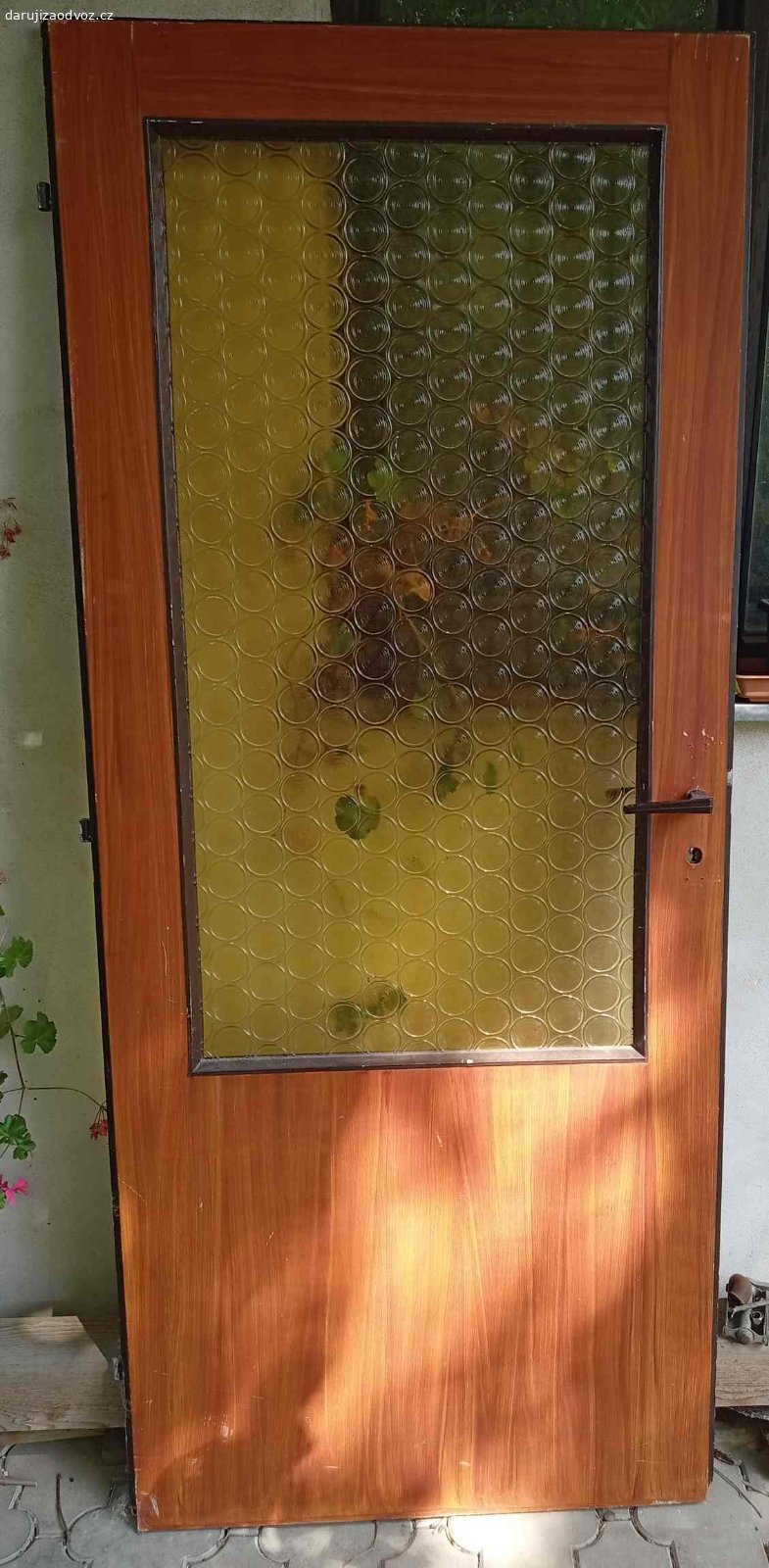 Interiérové dveře. Daruji za odvoz, ideálně jako komplet, ale lze i jednotlivě. Všechny šíře 80 cm, prosklené bílé pravé, plné bílé levé, hnědé pravé, hnědé (poškozená dýha dole) levé. Používané, drobné oděrky.