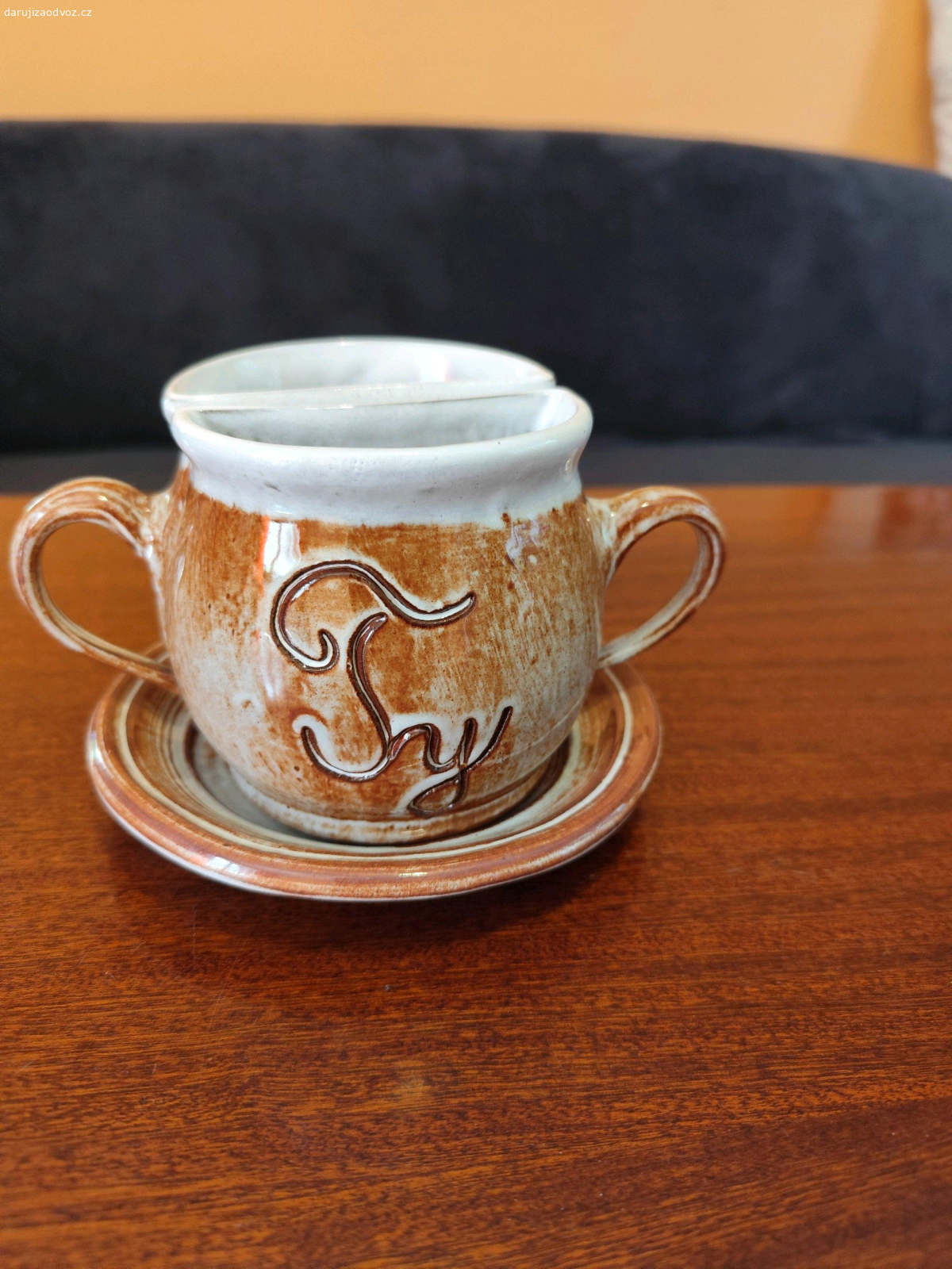 Já a ty keramický hrnek. Keramický hrnek. Může ještě někomu udělat radost.