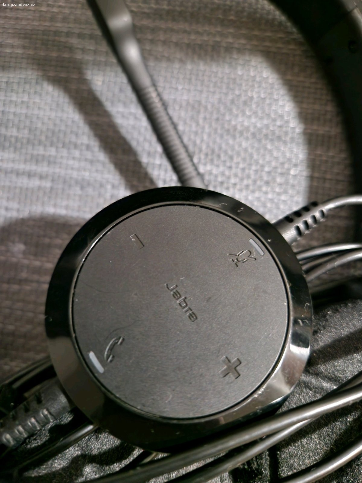 Jabra sluchatka s mikrofonem. Daruju funkcni sluchatka s mikrofonem, vhodne na konferencni telefonaty, hrani.
Jsou plne funkcnins nastavenim hlasitosti a rusenim sumu.
Nedostatek: odlupuje se pena - da se dokoupit.