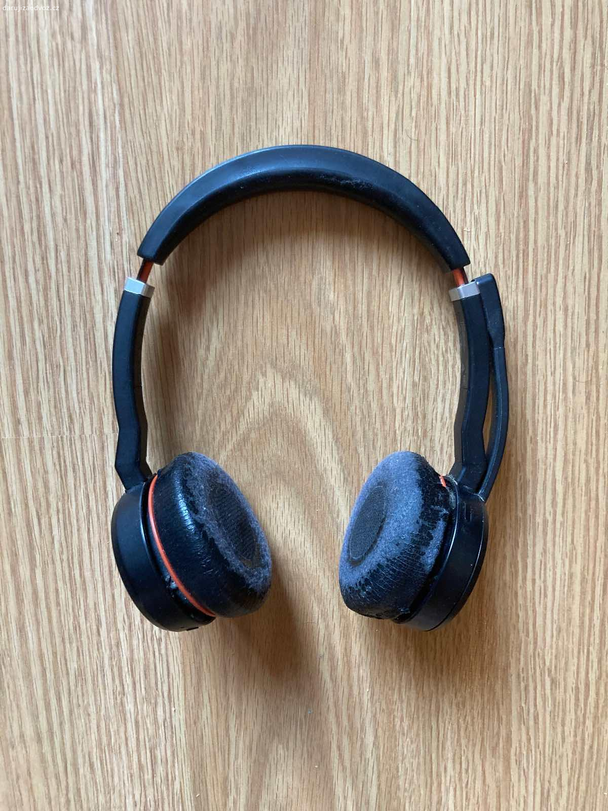 Jabra sluchátka. Bluetooth sluchátka s výdržou baterky 4,5 hodiny. Nefunkčný mikrofon. Inak hrajú skvele, super basy.