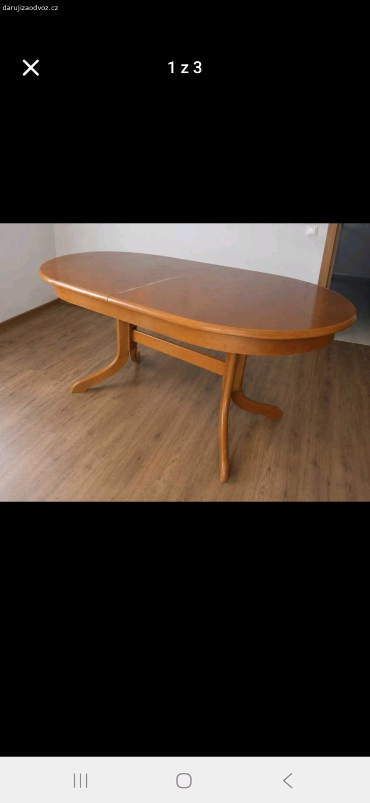 jídelní stůl masiv. jídelní stůl. Možnost rozložení. lehká vada dýhy, kosmetické vady ..nic co by mělo vliv na funkci....